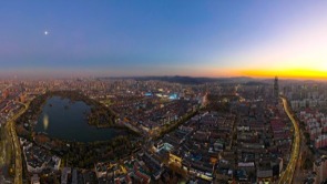 济南大明湖冬日晚照，老城新韵绘就泉城暮色