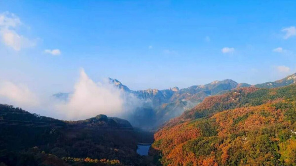 泰山晨雾漫山峦 层林尽染美如画