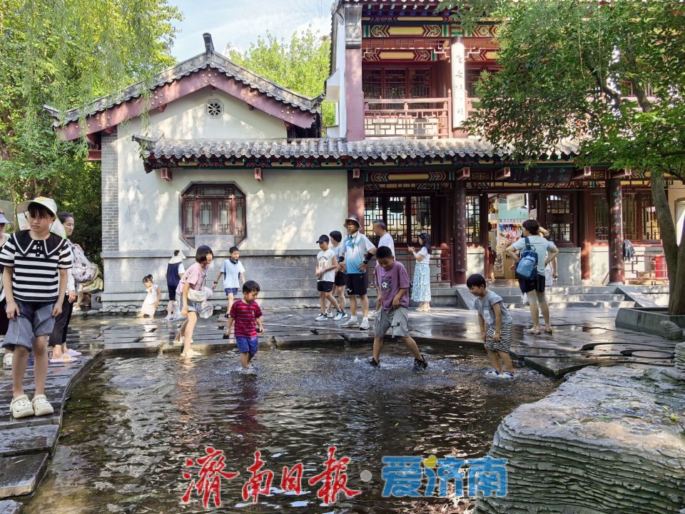 趵突泉暑期变身“清凉乐园” 亲子戏水享泉城夏日