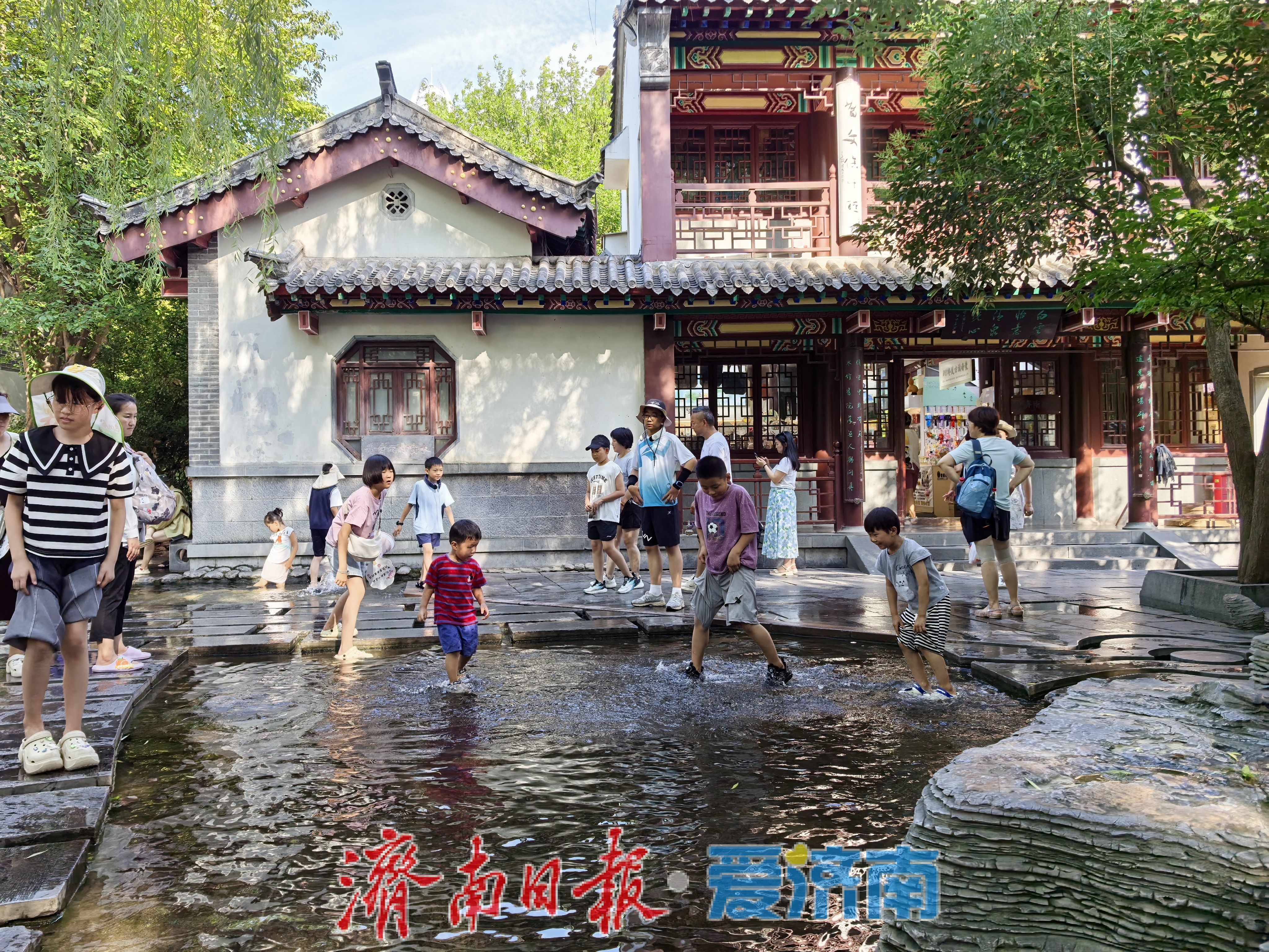 趵突泉暑期变身“清凉乐园” 亲子戏水享泉城夏日