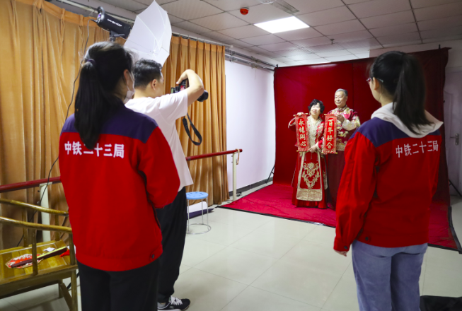 致敬母爱 青岛地铁建设者免费为社区居民拍摄婚纱照_fororder_图片1