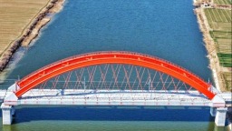 济滨高铁全线首条接触网承力索成功架设