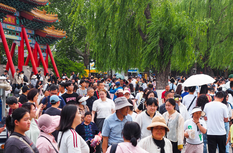 五一假日，济南大明湖游客如潮