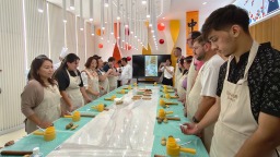 中外友人在烟台共做月饼迎中秋