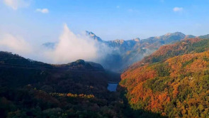 泰山晨雾漫山峦 层林尽染美如画
