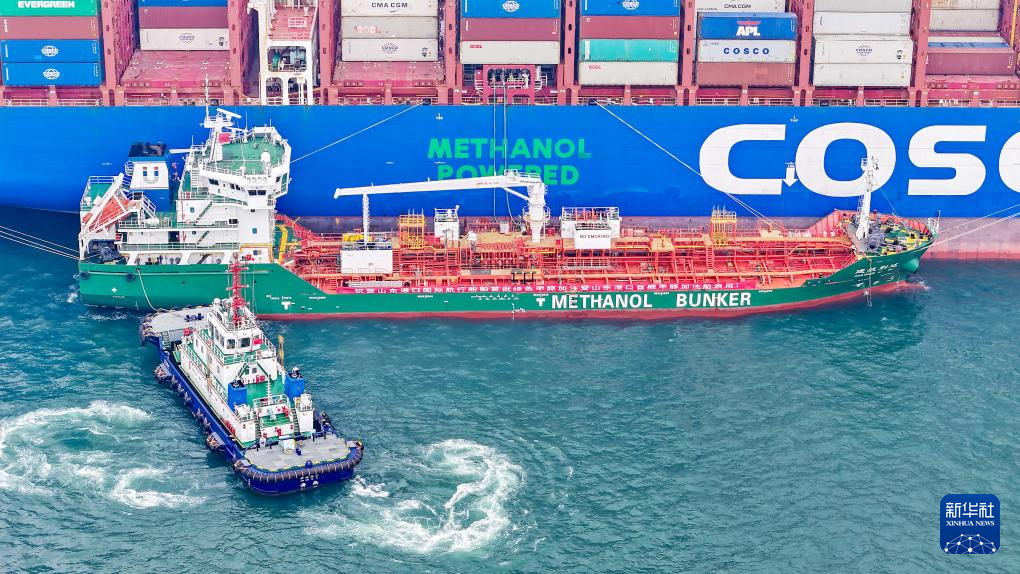 山东港口青岛港完成首批绿色甲醇“船对船”加注_fororder_【青岛】3