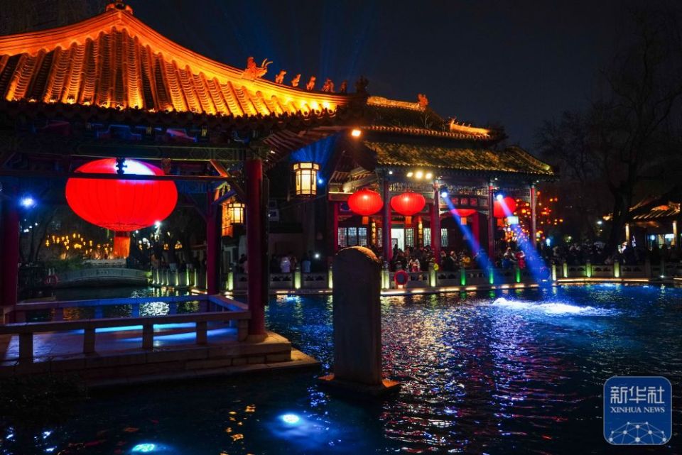 济南：泉水映彩灯 璀璨迎元宵