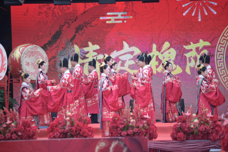 济南方特举办七夕集体婚礼 20对新人着传统婚服共倡文明新风_fororder_图片1