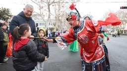 山东枣庄：民俗游艺踩街闹新春