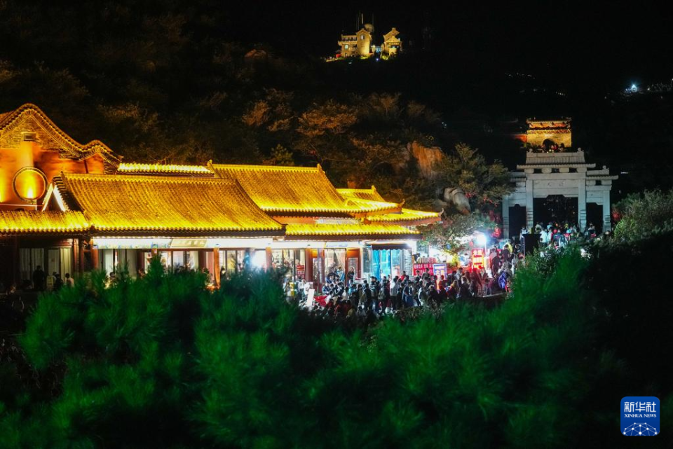山东泰安：暑期泰山游客旺_fororder_W9