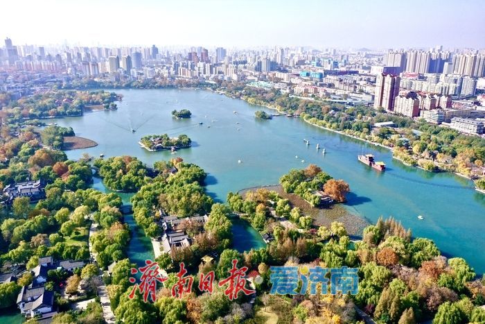 晴空万里映碧波 大明湖景美如画