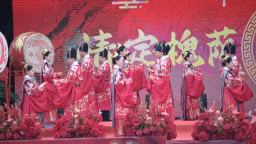 济南方特举办七夕集体婚礼 20对新人着传统婚服共倡文明新风