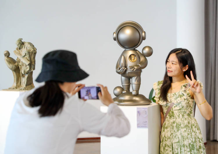 上合组织国家雕塑展在青岛开幕_fororder_01