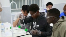 中非学生组队做实验，山东师大附中教室秒变“跨国实验室”！