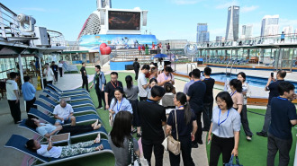 青岛：“海上啤酒节” 邮轮静态游