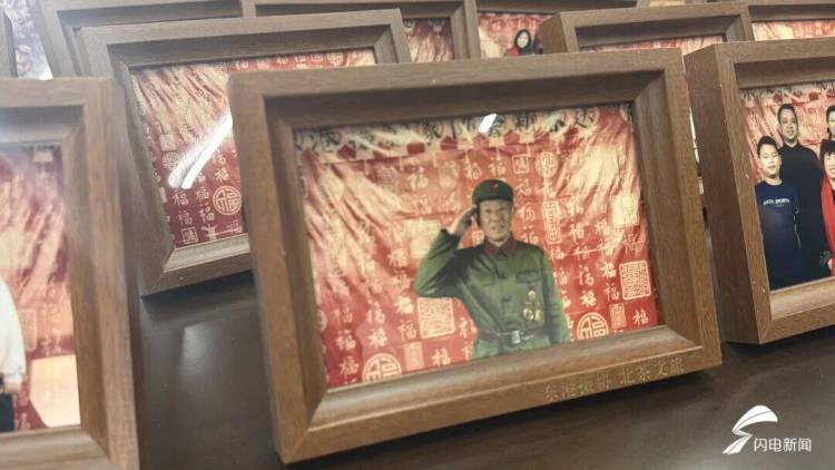 定格团圆瞬间 日照东港摄影师进村为村民拍全家福