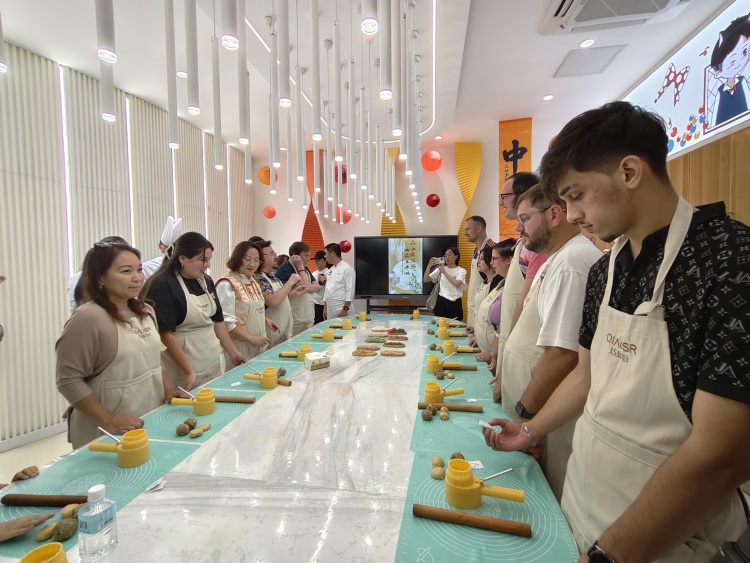 中外友人在烟台共做月饼迎中秋_fororder_微信图片_20251001002923