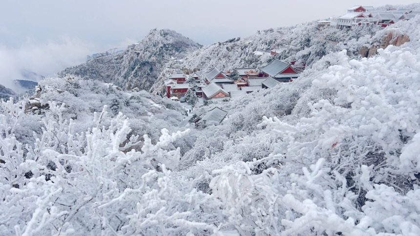 山东泰安：雪后泰山披银装 铲冰除雪保畅通