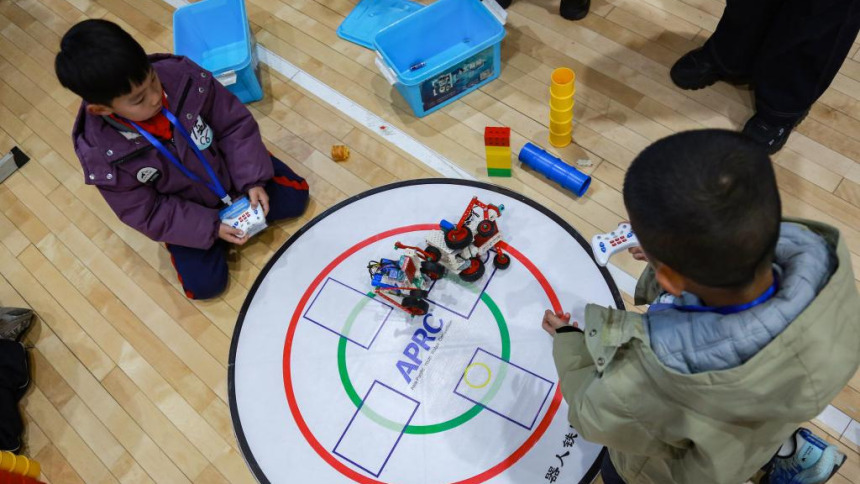 山东青岛：机器人竞赛中感受科技魅力