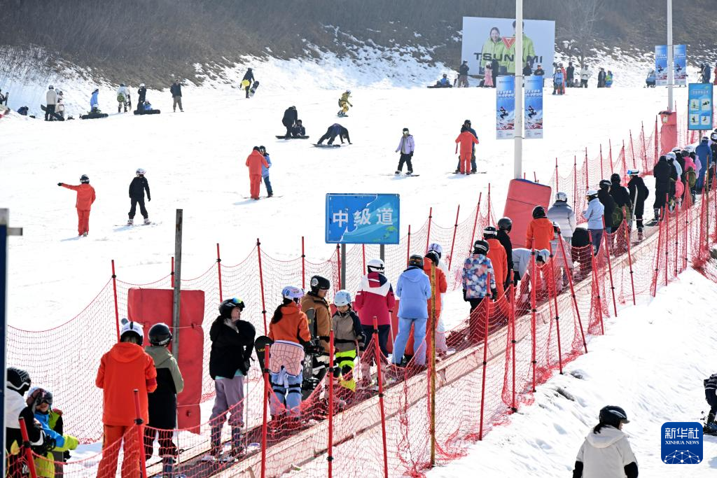 山东青岛：“冰雪文旅”持续升温