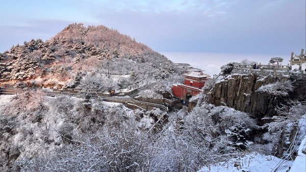 雪后泰山披银装 云海日出醉游人
