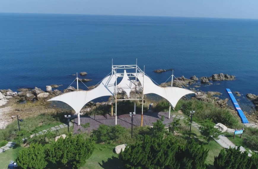 Иностранные фотографы посещают остров Янмадао, запечатлевая Яньтай в объективе