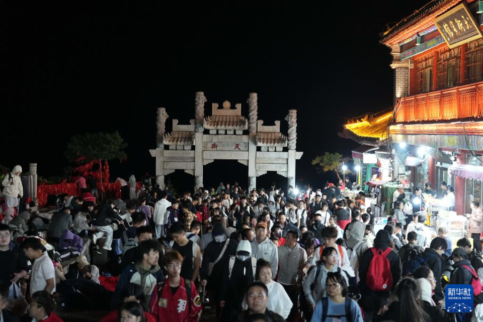 山东泰安：暑期泰山游客旺_fororder_W5