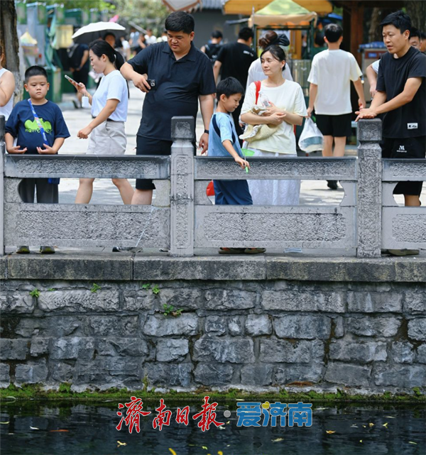 “三伏天”来了 入伏首日游客济南泉畔纳凉