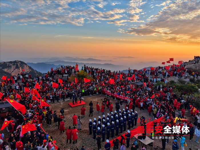 泰山之巅气象万千 游客祝福祖国繁荣昌盛、国泰民安