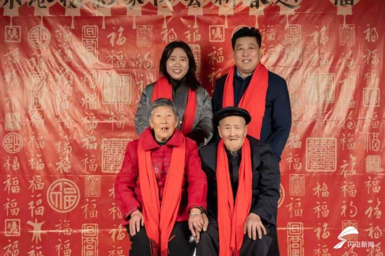 定格团圆瞬间 日照东港摄影师进村为村民拍全家福