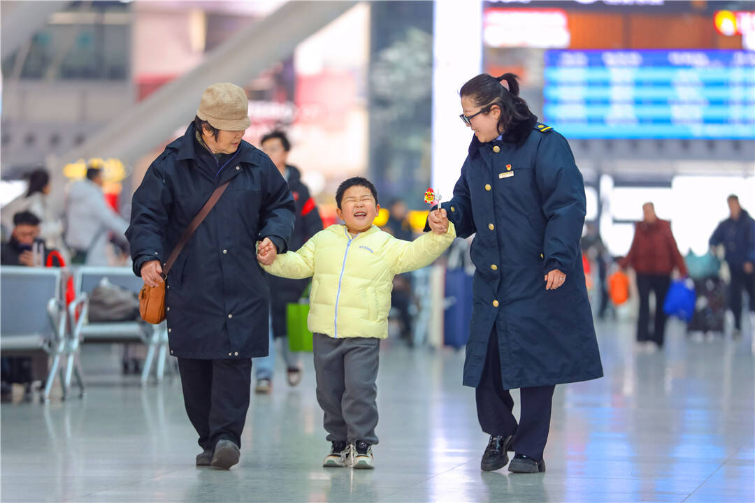山东青岛:2026年春运启幕 多部门暖心守护团圆旅途