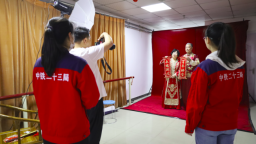 致敬母爱 青岛地铁建设者免费为社区居民拍摄婚纱照