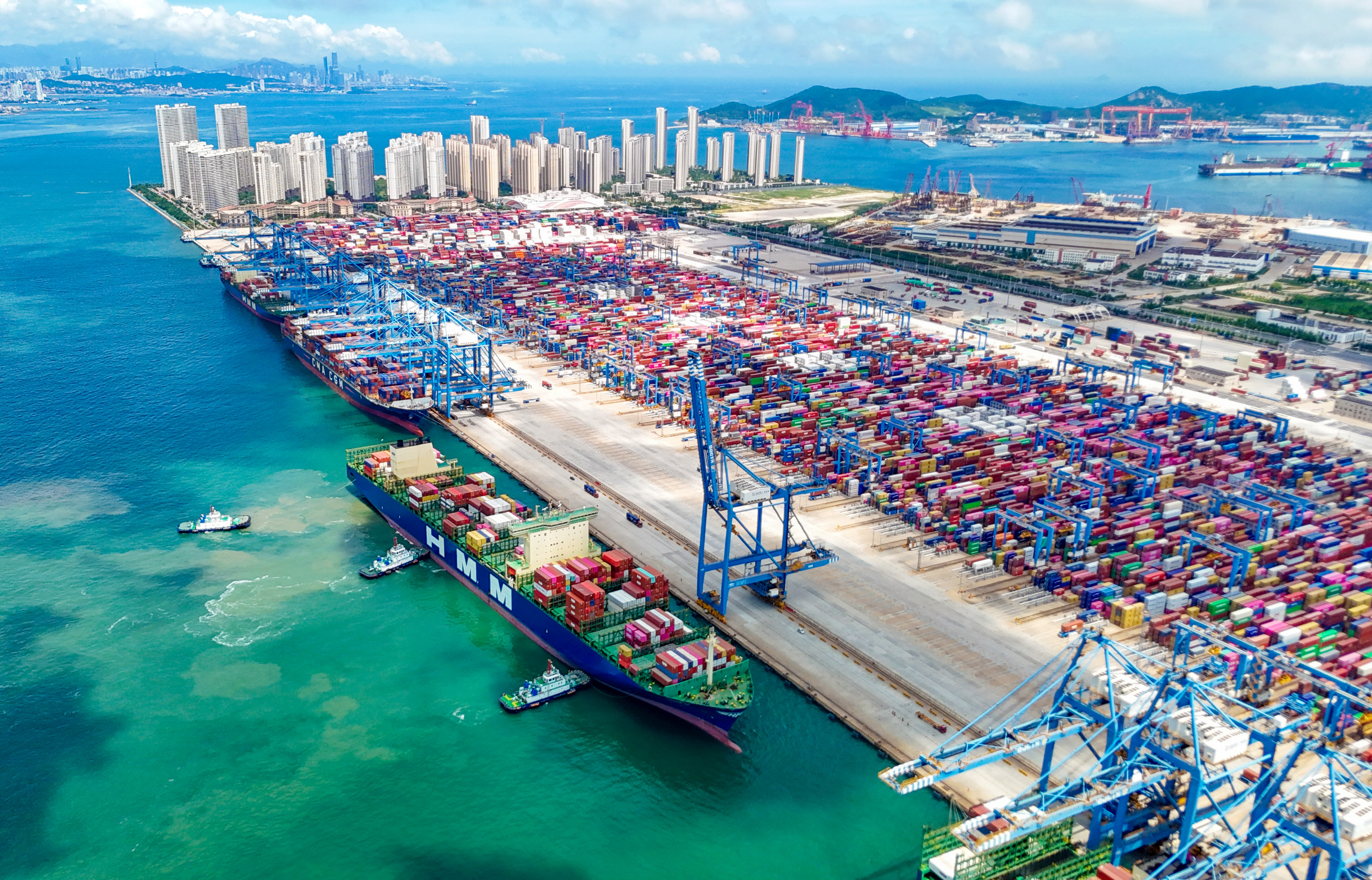山东港口青岛港上半年新增航线11条_fororder_7月8日，在山东港口青岛港全自动化码头，一艘集装箱货轮在缓缓靠泊。(张进刚  摄4)电话13854260100.JPG
