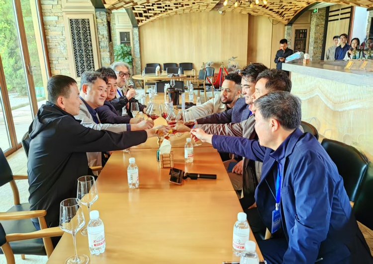【Hi,Shandong】“Hi,Shandong—机遇中国 青岛优品”海外媒体青岛行活动走进九顶庄园，品味葡萄美酒_fororder_08c15f7604092cb25a069cd827dee6e