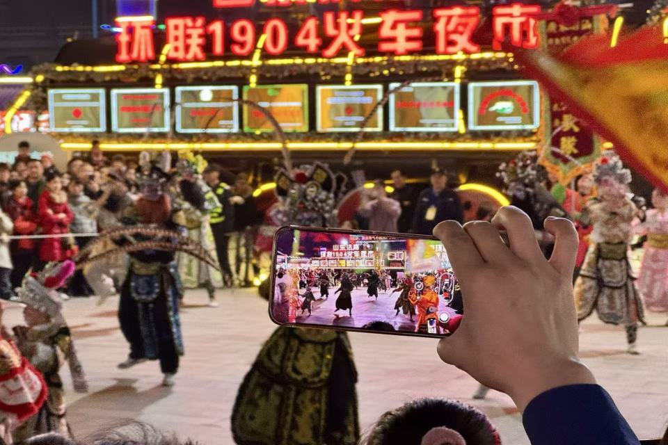 龙抬头舞英歌 济南环联夜市上演非遗盛宴_fororder_8