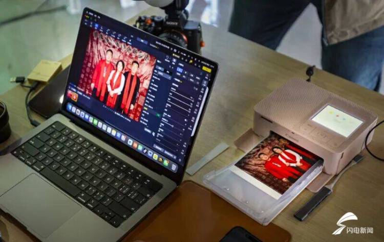 定格团圆瞬间 日照东港摄影师进村为村民拍全家福