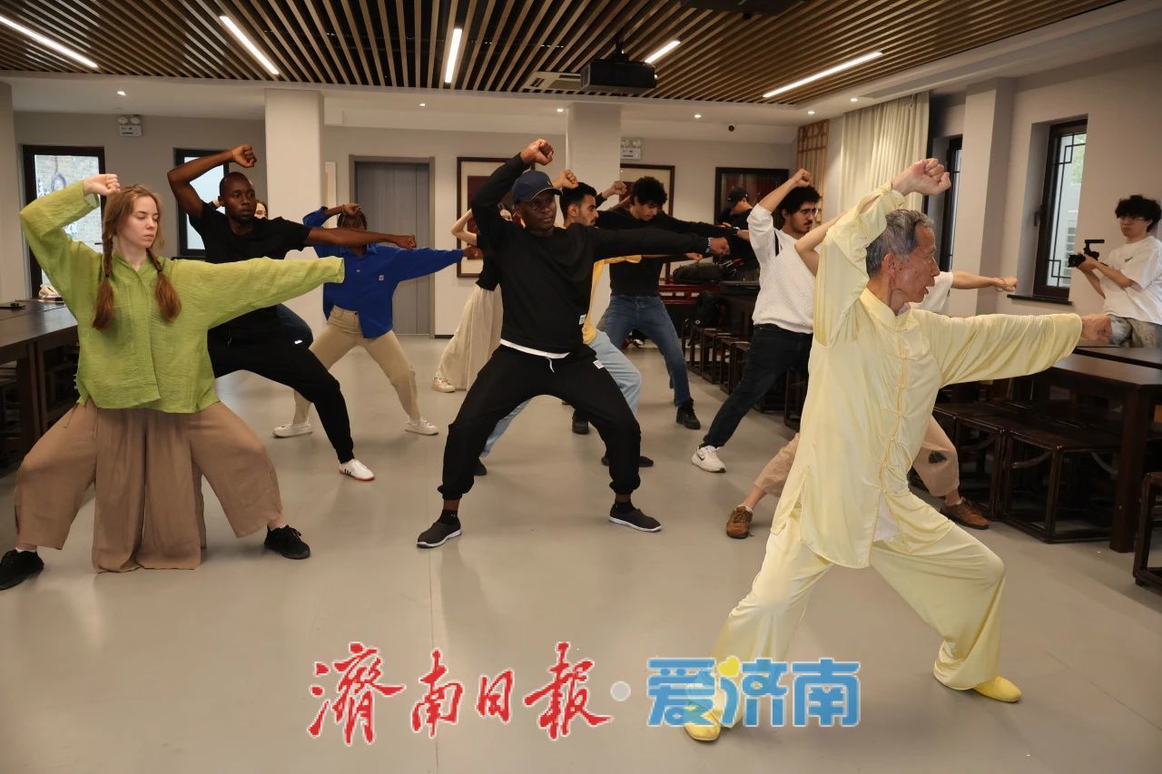 拓展非遗“国际朋友圈” 留学生走进百花洲青年之家
