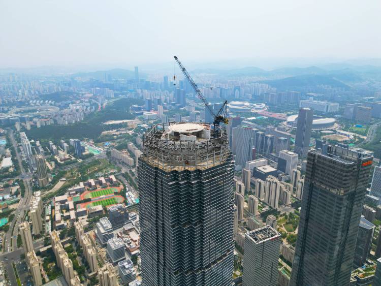 济南428米地标 绿地山东国际金融中心塔冠钢结构吊装完工_fororder_003