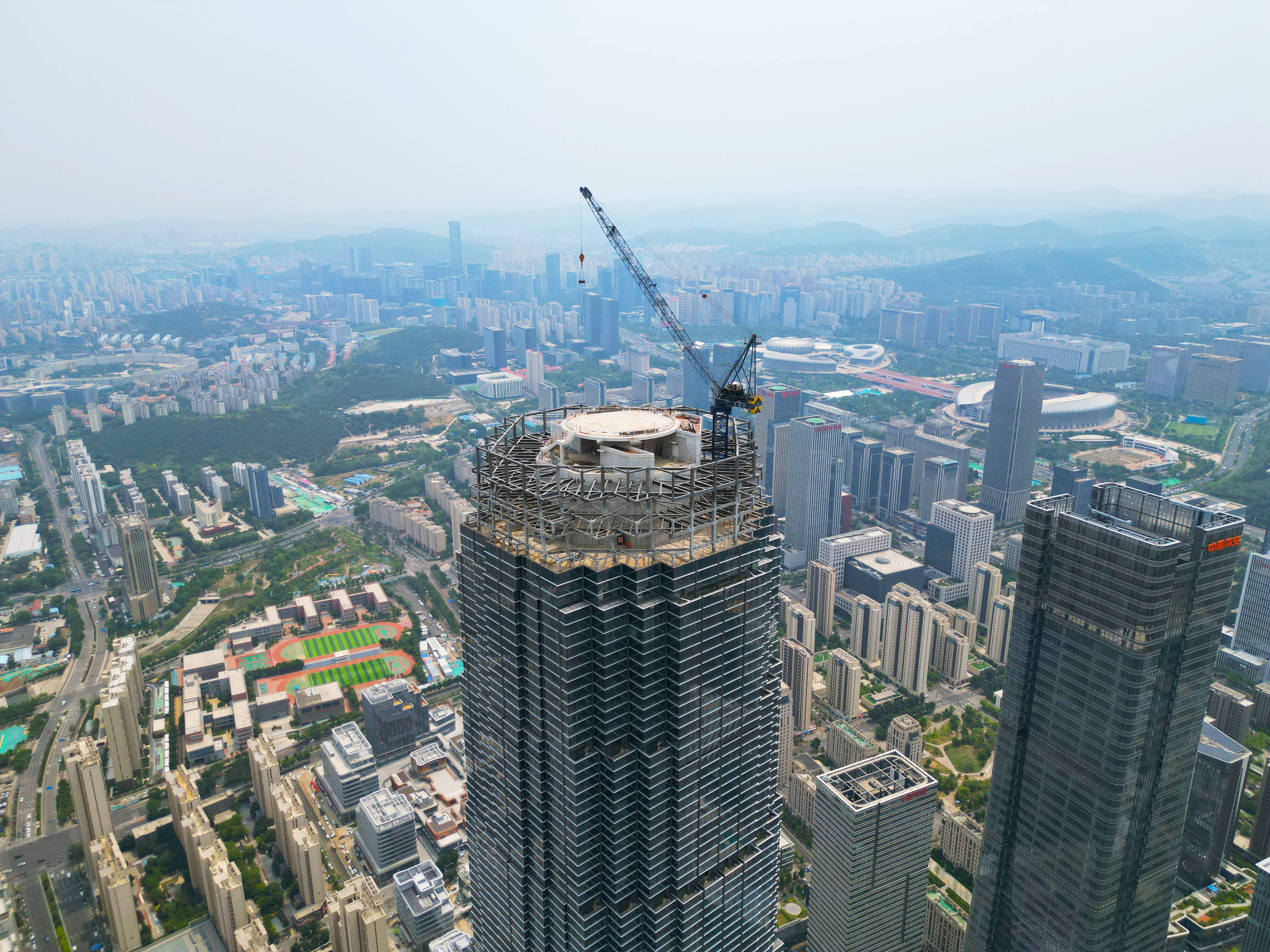 济南428米地标 绿地山东国际金融中心塔冠钢结构吊装完工_fororder_003
