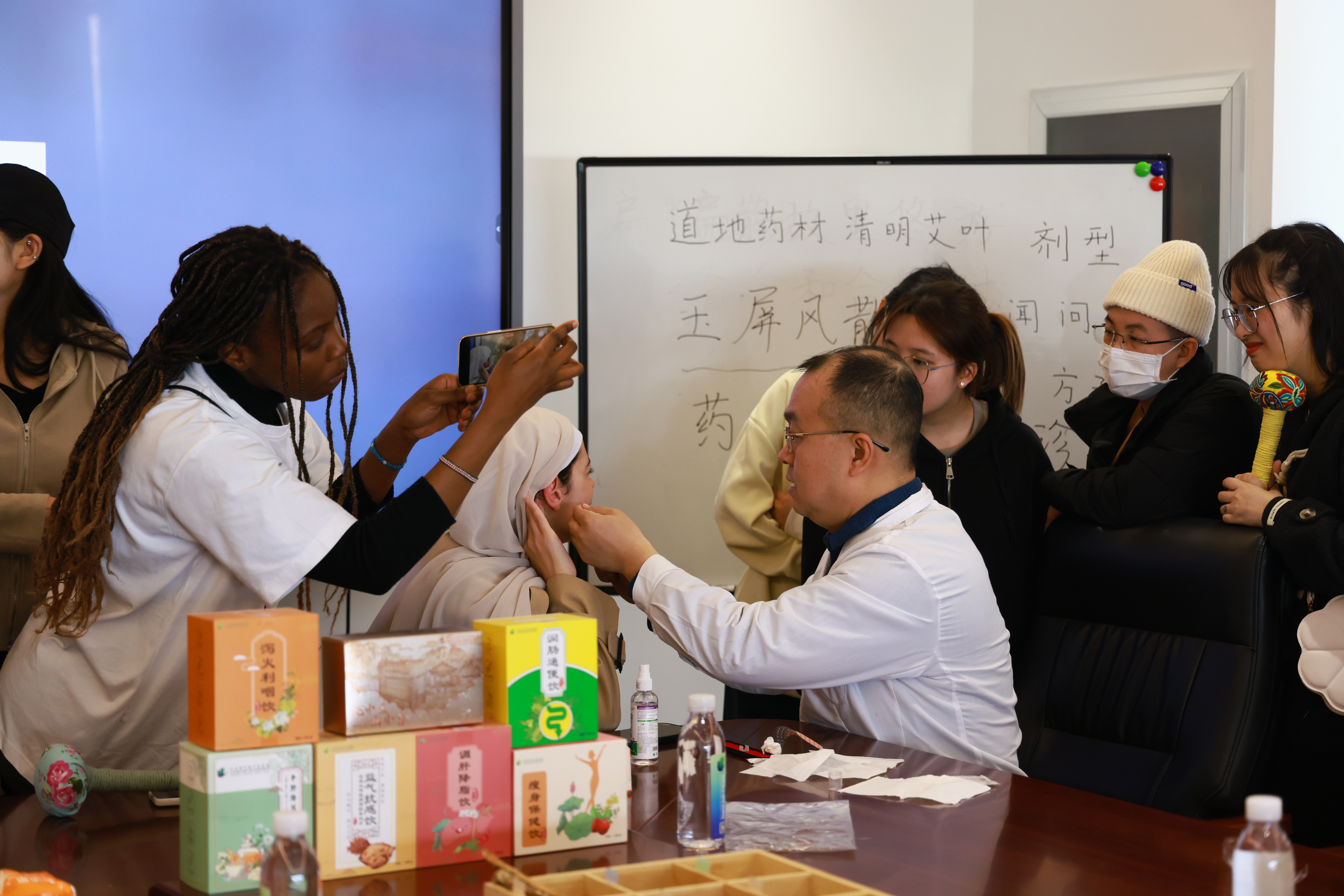 走读山东·感知济南 |“扁鹊故里悠游、春令和合共生”——外籍留学生在济南沉浸式体验中医药文化魅力