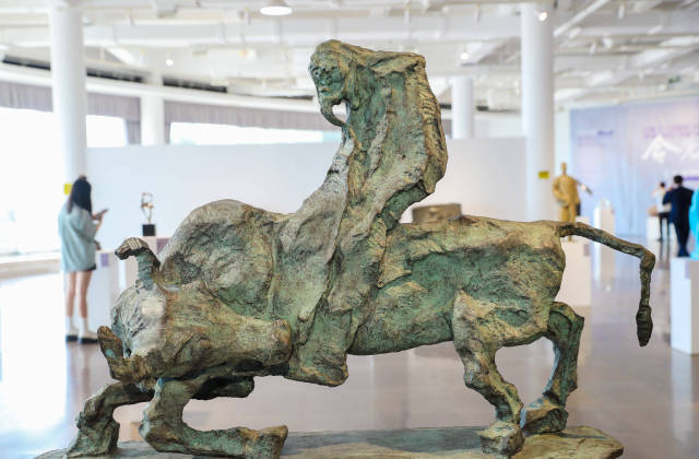 上合组织国家雕塑展在青岛开幕_fororder_03