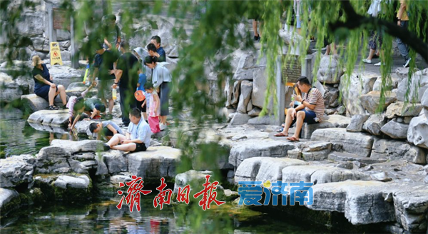 “三伏天”来了 入伏首日游客济南泉畔纳凉