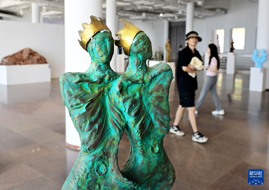 “合光共塑”——上合组织国家雕塑展在青岛举行_fororder_E3
