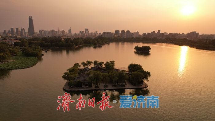 济南大明湖唯美晚霞 鎏金暮色醉煞游人