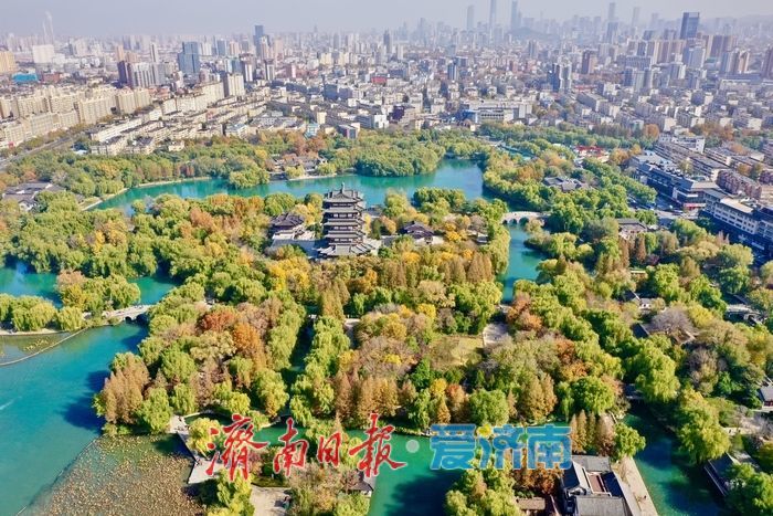 晴空万里映碧波 大明湖景美如画