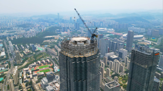 济南428米地标 绿地山东国际金融中心塔冠钢结构吊装完工