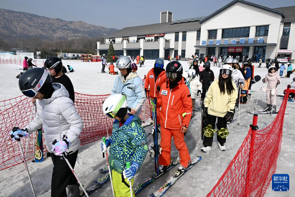 山东青岛：“冰雪文旅”持续升温