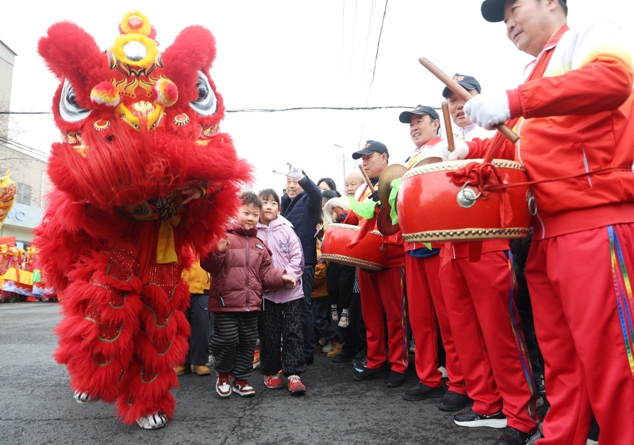 山东枣庄：民俗游艺踩街闹新春_fororder_f5997769-3634-4dd5-9ff6-557c63a6e6a7