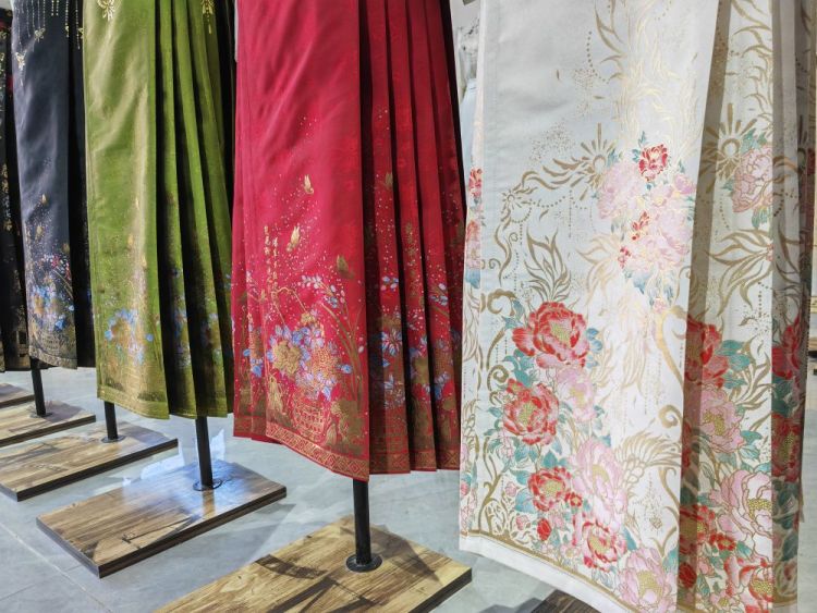 牡丹花开引客来：山东菏泽解锁“花样经济”密码