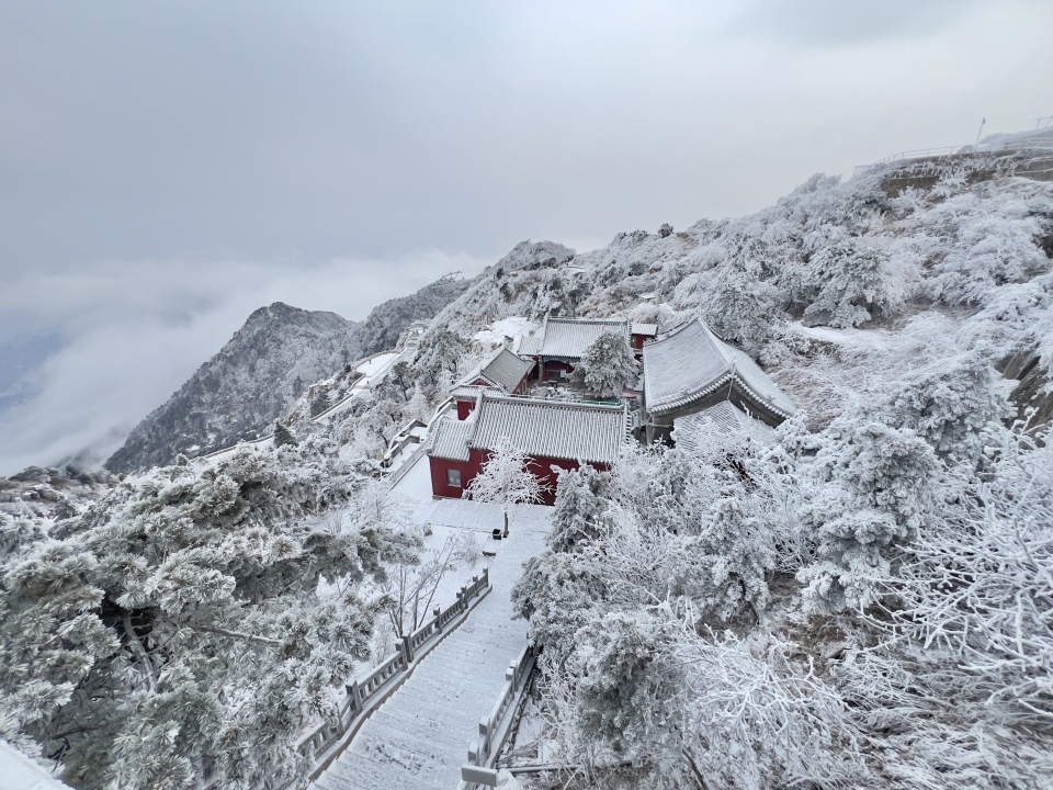 山东泰安：雪后泰山披银装 铲冰除雪保畅通
